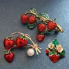 Broszki Morkopela Freshwater Pearls Truskawkowe Vintage Fruit Brooch Flower Metal dla kobiet