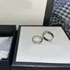 Geschenke Hochzeit vergoldet Ringe für Frau Metall romantisch Designer Rose Buchstaben G Doppelschmuck Luxus Damen Herren Silber Farbe lässig Bandring ZB022 E23