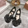 Miui Schuhe flach Ballett Best-Qualität Frauen Neue übergroße Bow Ballet Schuhe Fliege Krawatte Seide Satin Ein-Line-Riemen Mary Jane Schuhe Damen Freizeitschuhe xo42