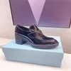 Klassieke zwarte veterschoenen Schoenen Lederen ontwerper Dikke hak Hoge hakken 100% koeienhuidtassen Ronde metalen knop vrouwen met hoge hakken Bootschoenmaat 34-41