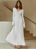 Sukienki swobodne dzianinowe maxi dla kobiet 2023 Autumn Long Flare Rleeve Ruched elegancki v szyja szczupła biała sukienka