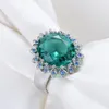 Anelli a grappolo Grandi pietre preziose di smeraldo di cristallo verde per le donne Diamante Colore oro bianco Gioielli di lusso Bijoux Bague Accessorio di moda per feste