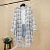 Kvinnors blusar Kvinnors skjorta avslappnad medelhög långärmad lös solskyddsmedelskläder Chiffon Plaid Coat Summer Thin Top Female