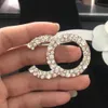 Channel Fashion Pins Perlenbroschen für Männer und Frauen Party Hochzeitsliebhaber Geschenk Designer Engagement Schmuck für Braut mit Flanellasche