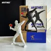 Oggetti decorativi Figurine Banksy Bomber Lanciatore di fiori Scultura Action Figure Statua Accessori devotivi POP Art Ornamenti Room Decor 230302