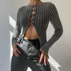 女性のTシャツ2000年代レトロY2K美学Tシャツヴィンテージホローニットクロップトップシックな女性ボタンアップスリムフィットカーディガン
