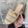 22SS Designer Femmes Talons Plats Pantoufles 01 Sandales Tweed Perle Chaîne En Métal Doré Diapositives Texture Matelassée 01 Flip Flop Slip-on Chaussures De Plage En Plein Air Casual Sh