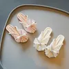 Slipper roze zoete meisjes klassieke elegante slippers 2023 kinderen mode veelzijdige parel tenen gewikkeld parel prinses feestschoenen sandalen t230302