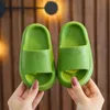 Slipper barn solida tofflor sommardesigner färg strandskor barn pojkar flickor baby mjuk pvc ourdoor bekväma tofflor billiga pris T230302