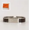Armband designer smycken armband armband för kvinnor och mäns bokstav charm kärlek armband rostfritt stål guldspänne manschett mode tillbehör med flanellettpåse