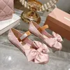 Miui Schuhe flach Ballett Best-Qualität Frauen Neue übergroße Bow Ballet Schuhe Fliege Krawatte Seide Satin Ein-Line-Riemen Mary Jane Schuhe Damen Freizeitschuhe xo42