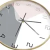 壁の時計ピンクと灰色の幾何学的ミニマリストラウンドクロックスカンジナビアのマルチカラー木製フレーム付きシンプルなデザインウォッチ