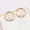 V Letter Hoop أقراط للسيدة سيدة Party Street Wedding Gifts Homparting Bride Jewelry Fashion Gold White K Round Circle Design Design Dotts Huggies