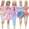 Großhandel 5 Stück Mode Alltagskleidung Freizeitoutfits Weste Hemd Rock Hosen Kleid Puppenhaus Zubehör Kleidung für Barbie-Puppe Bekleidung