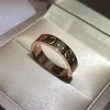 洗練されたデザイナーアクセサリーリングレディースメンズクラシックインスレトロレタースムーズな結婚式バンドラグジュアリージュエリーバグデザイナーリングZB022 E23