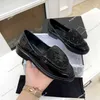 Tasarımcı Spor Ayakkabı Siyah Loafers Platform Ayakkabıları Parlak Deri Kadın Ayakkabı Platformu Spor Sneaker Calfskin Ayakkabı Lüks Katırlar