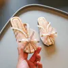 Slipper roze zoete meisjes klassieke elegante slippers 2023 kinderen mode veelzijdige parel tenen gewikkeld parel prinses feestschoenen sandalen t230302