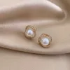 Pendientes de tuerca Venta de joyería de moda Exquisito Cobre con incrustaciones de circón Flor hueca Perla Elegante Fiesta de bodas para mujeres