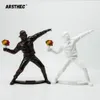 Objets décoratifs Figurines Banksy Bomber Lanceur de fleurs Sculpture Figurine d'action Statue Accessoires dévoratifs POP Art Ornements Décoration de chambre 230302