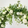 Dekorativa blommor konstgjorda gröna växter vit rose blommig rad arrangemang månbågen med blomma bröllop bakgrund dekor po props stativ