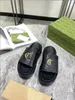 Damtofflor Fårskinn Plattformsklackar med bokstav Quiltad textur Sandaler Flip Flops Slip-on Sliders Mules Sommar Strandskor utomhus Klassiska tossor