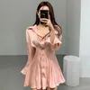 Robes décontractées Femmes Sexy Court Soie Chemise Robe Brillant Bandage Robe À Manches Longues Simple Boutonnage Plis Taille Mince