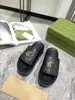 Borduurplatform slippers lederen vrouwen mannen dikke bodem schapenhuid wig slippers monogrammen brief glijbanen vintage macaroon sandalen strandschuifschuifjes schoenen