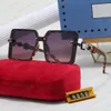 2023 lyxiga solglasögon brev dam herrglasögon designer senior glasögon för kvinnor glasögonbåge Vintage metall solglasögon med låda