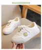 Platta skor 2023 Style White Fashion Casual Leather Children Sports Boy/Girl Breattable Kids