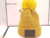 Women Caps Winter Hüte Motorhaube verdicken Mützen mit echten Waschbärenfell Pompons Warml Caps Pompon Beanie Krawatte Ball Hüte
