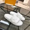 Slippers مصمم جديد للنساء شريحة مطاطية من الواجهة البحرية المنقوش ببغل الأزياء شرائح راحة مسطحة مع صندل الصيف الفاخر للرجال شاطئ الحرف الصندل الحجم 35-44