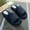 2023 Designer Womens Sandals Mens Tallhippers Slide Flip Flops Luxury Velvet Flat Tjock Bottom Printed Jelly Rubber Leather Women Dress Sho GUX