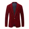 Abiti da uomo 2023 Uomo Autunno Inverno Vino Rosso Bordeaux Velluto Motivo floreale Giacca Slim Fit Blazer Disegni Costumi di scena per cantanti