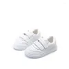 Płaskie buty 2023 Style biały moda, swobodny skórzany dzieci sport/dziewczyna oddychająca dzieci