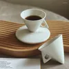 Kopjes schotels 60 ml witte porselein espressobeker en schotel creatieve driehoekige kegel set voor koffie thee latte modern thuiskantoor drinkware