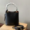 2021 Marca Bolsa de cubo de lujo Negro P Inicio Panier Bolsa diagonal Bolsas de hombro Tote Famoso Diseñador Triángulo Signo Mini Bolsas de cubo269Z