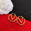 Kvinnor Luxurys Hoop örhängen Fashion 4cm Big Circle Simple Earring Jewelry Designer Earrings V Letter Stud Earring Hoops