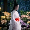 مرحلة ارتداء زي فنغ تشن تشن وايت جنية مع الزهور الحمر