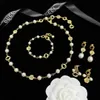 20 % Rabatt auf alle Artikel 2023 Neuer hochwertiger Luxus-Modeschmuck für neue Halskette mit Perlenblütenblatt-Halskette für Damen mit doppeltem ineinandergreifendem Armband und Quastenohrringen