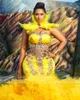 Abiti da sera a cuore giallo per donne arabe con piume Cinta di compleanno Abito da festa di compleanno in perline Crystal Formale Ruffles Robe De Bal