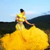 Abiti da sera a cuore giallo per donne arabe con piume Cinta di compleanno Abito da festa di compleanno in perline Crystal Formale Ruffles Robe De Bal