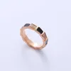 7Mee Designer Originalaml Baojia Snake Bone Ring 18K Rose Gold Natural White Fritillaria Red Chalcedony bred smal kvinnors