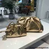 Oryginalna skórzana torba w chmurze Retro torby pod pachami luksusowa złota brokatowa laserowa torba z grubej bawełny plisowana kluska torebka sprzęgło Y220413