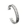 Bijoux de luxe de haute qualité en argent sterling sculpté ouverture évidée lettres ancienne simple version large pour hommes et femmes Bracelet