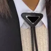 Classic P Designer Mass Tie Mężczyźni Kobiety Odwrócony trójkąt geometryczny liter