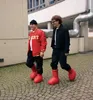 MSCHF Große rote Stiefel 2023 Astro Boy Boot Cartoon in echte Mode für Männer und Frauen, Regenstiefel, dicker Boden, Gummiplattform mit Logo, übergroße Schuhe, kniehohe Stiefel mit Box
