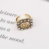 80% korting op 2023 Nieuwe luxe hoogwaardige mode -sieraden voor eenvoudige letters Mannen en vrouwen Universele delicate ring Open Temperament Rhinestone Hand sieraden