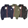 デザイナーメンズジャケット刺繍バッジ赤と白のリボンコントラストデタッチ可能なハットコートトレンチコートビジネスカジュアルスタンドカラージャケットトップ
