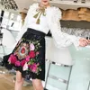 Kjolar Runway Design Luxury Floral Rose Brodery 2023 Kvinnor Black Mini kjol Summer High midja en linje spets kvinnliga festkläder