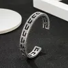 Bijoux de créateur haut de gamme en argent sterling sculpté ouverture lettres évidées ancienne simple version large pour hommes et femmes Bracelet